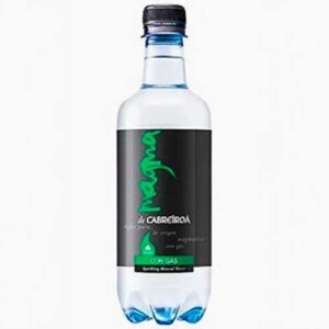 Sprudelwasser (Cabreiroá) kommt in einer klaren Kunststoffflasche mit schwarzem Etikett und blauem Verschluss daher und liefert erfrischendes Mineralwasser mit Kohlensäure.