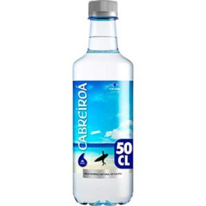 Botella de 50 cl de agua mineral natural Cabreiroá con un diseño de playa y surfistas en la etiqueta.