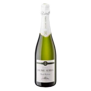 Una botella de vino espumoso Jaume Serra Cava Brut Nature con etiqueta blanca y dorada y tapa envuelta en papel de aluminio.