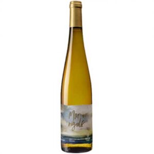 Botella de vino alta, de vidrio transparente, con tapón dorado y una etiqueta de colores en la parte delantera, que contiene vino blanco.