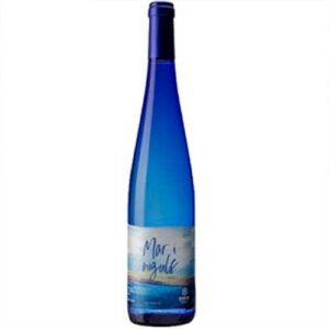 Sobre fondo blanco, una botella de vino de vidrio azul con la etiqueta "Mari nigalé", que contiene Vino blanco Verdejo DO Rueda 0,75L.