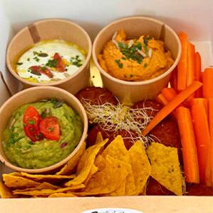 Das Gemüsebrett (4 Personen): Box mit drei Dips - Guacamole, Hummus und cremigem Dip - sowie Karottensticks, Falafel, Tortilla Chips und Alfalfa Sprossen.